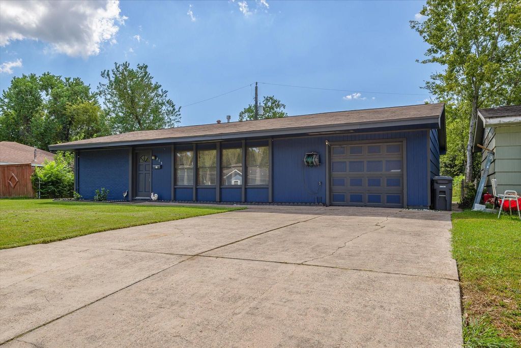 213 Highland Drive, Hitchcock, TX 77563