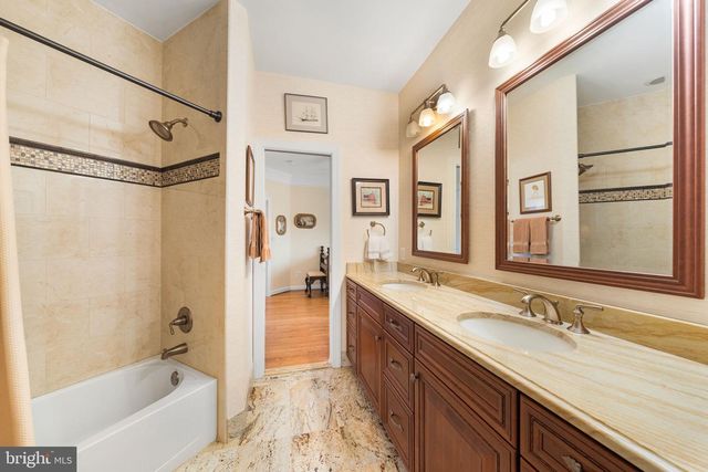 10121 RATCLIFFE MANOR DR, Fairfax, VA 22030