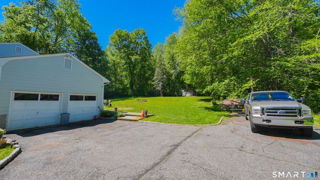 27 Powder Horn Hill, Brookfield, CT 06804