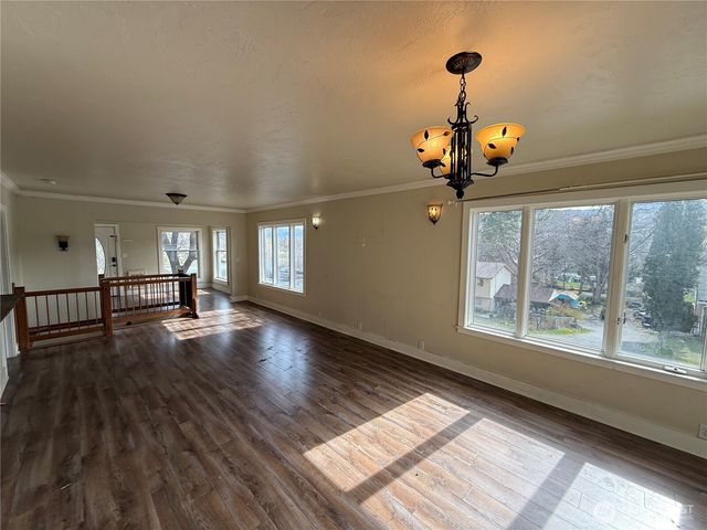 649 5th Avenue N, Okanogan, WA 98840