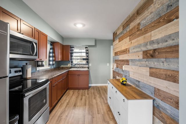 2423 32nd Street, Moline, IL 61265