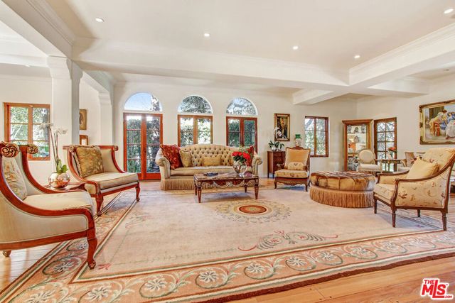 725 N FOOTHILL Road, Beverly Hills, CA 90210