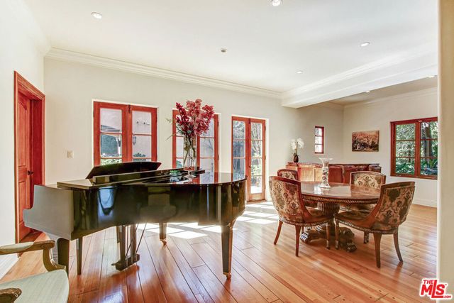 725 N FOOTHILL Road, Beverly Hills, CA 90210