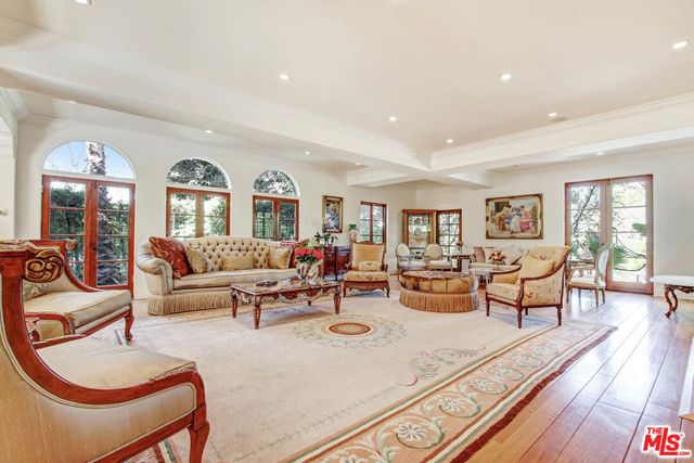 725 N FOOTHILL Road, Beverly Hills, CA 90210