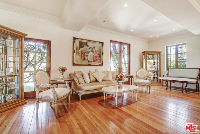 725 N FOOTHILL Road, Beverly Hills, CA 90210