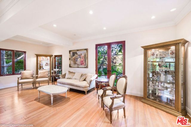 725 N FOOTHILL Road, Beverly Hills, CA 90210