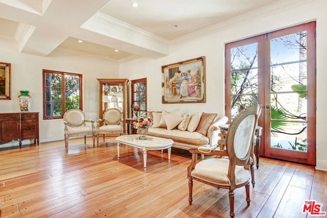 725 N FOOTHILL Road, Beverly Hills, CA 90210