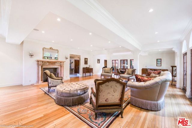 725 N FOOTHILL Road, Beverly Hills, CA 90210