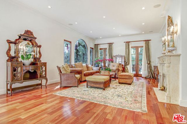 725 N FOOTHILL Road, Beverly Hills, CA 90210