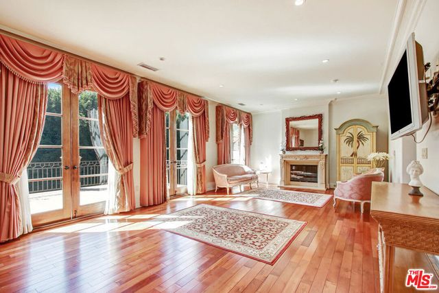 725 N FOOTHILL Road, Beverly Hills, CA 90210