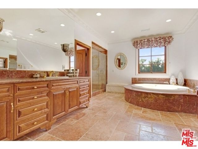 725 N FOOTHILL Road, Beverly Hills, CA 90210