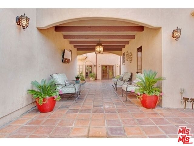 725 N FOOTHILL Road, Beverly Hills, CA 90210