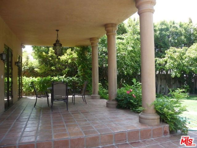 725 N FOOTHILL Road, Beverly Hills, CA 90210