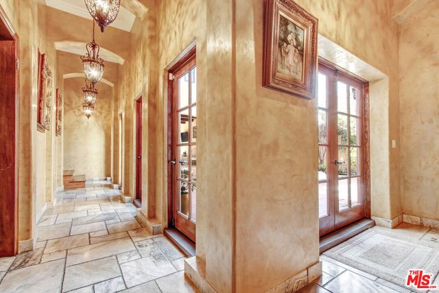 725 N FOOTHILL Road, Beverly Hills, CA 90210