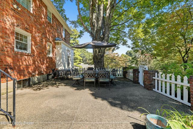 2405 Stannye Ct, Louisville, KY 40222