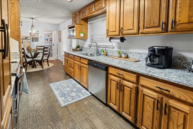 2002 W Lake Drive, Gladewater, TX 75647