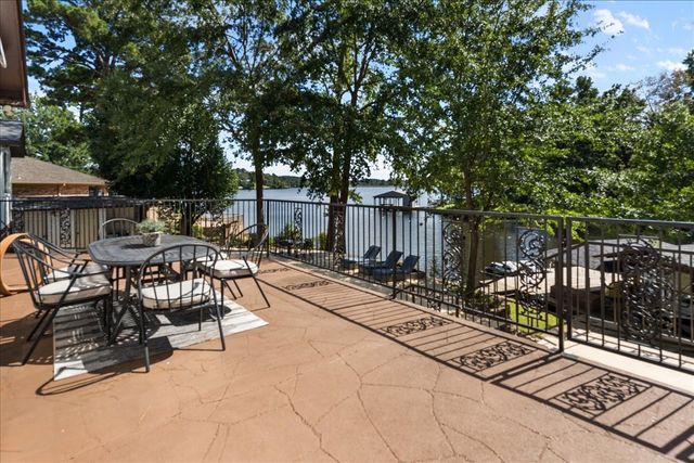 2002 W Lake Drive, Gladewater, TX 75647