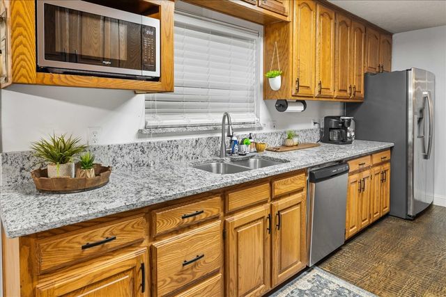 2002 W Lake Drive, Gladewater, TX 75647