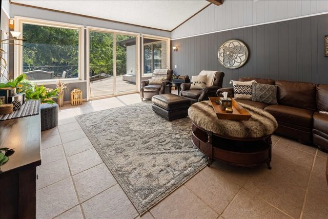 2002 W Lake Drive, Gladewater, TX 75647