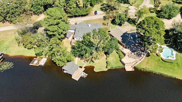 2002 W Lake Drive, Gladewater, TX 75647