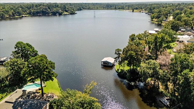 2002 W Lake Drive, Gladewater, TX 75647