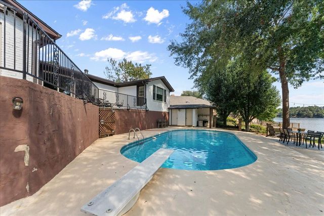 2002 W Lake Drive, Gladewater, TX 75647