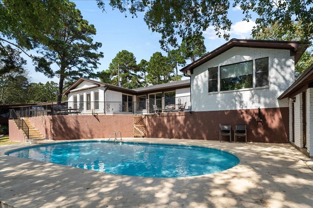 2002 W Lake Drive, Gladewater, TX 75647