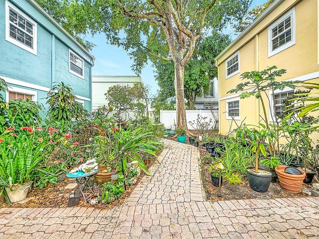 305 SE 11th Avenue D, Pompano Beach, FL 33060