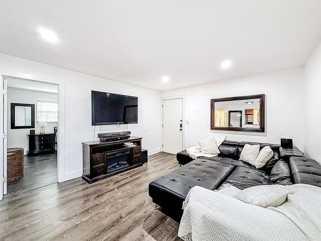 305 SE 11th Avenue D, Pompano Beach, FL 33060