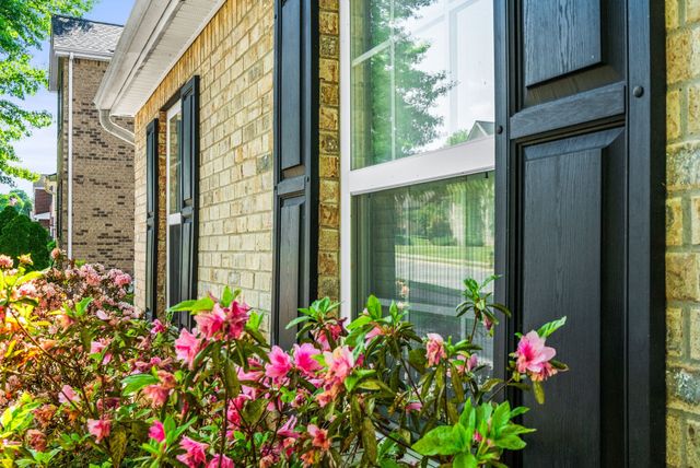 661 Smoky Mountains Dr, Gallatin, TN 37066