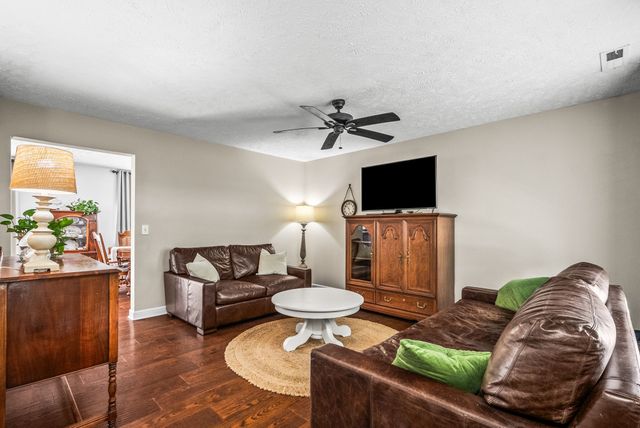 661 Smoky Mountains Dr, Gallatin, TN 37066
