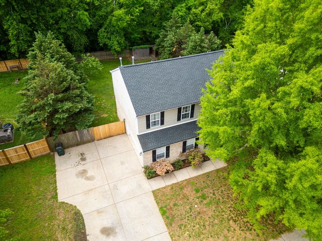 661 Smoky Mountains Dr, Gallatin, TN 37066