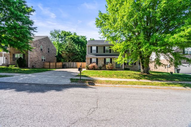 661 Smoky Mountains Dr, Gallatin, TN 37066