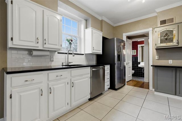 39 Willow Hill Road, Ladue, MO 63124