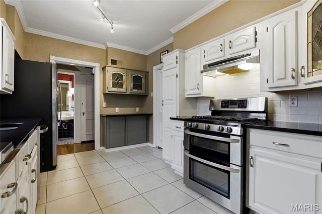 39 Willow Hill Road, Ladue, MO 63124