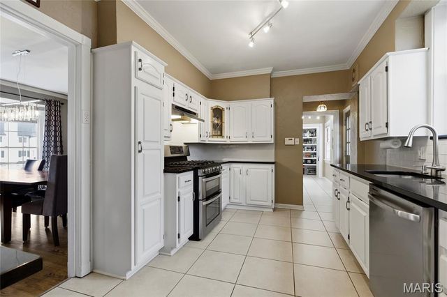 39 Willow Hill Road, Ladue, MO 63124