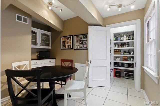 39 Willow Hill Road, Ladue, MO 63124