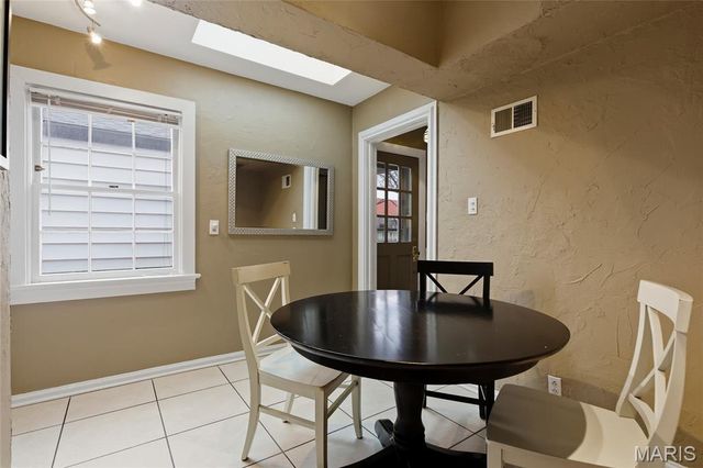 39 Willow Hill Road, Ladue, MO 63124