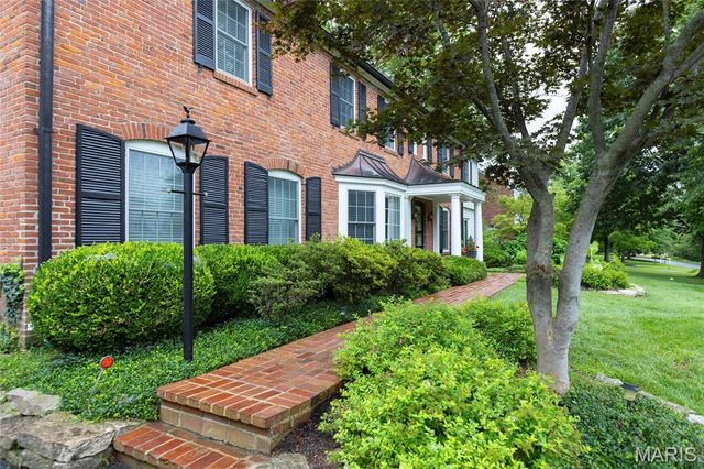 39 Willow Hill Road, Ladue, MO 63124