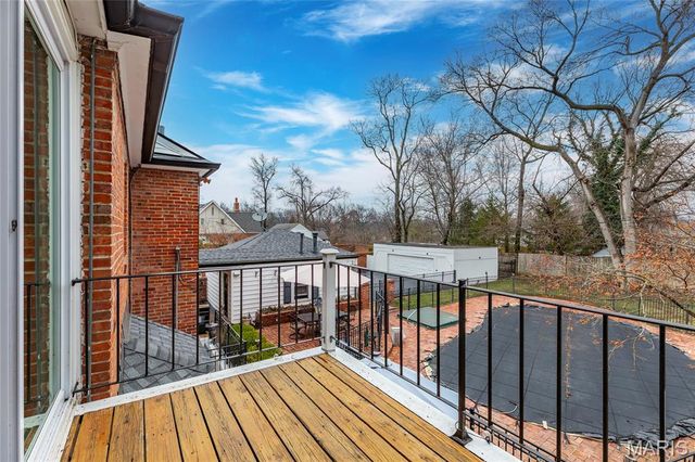 39 Willow Hill Road, Ladue, MO 63124