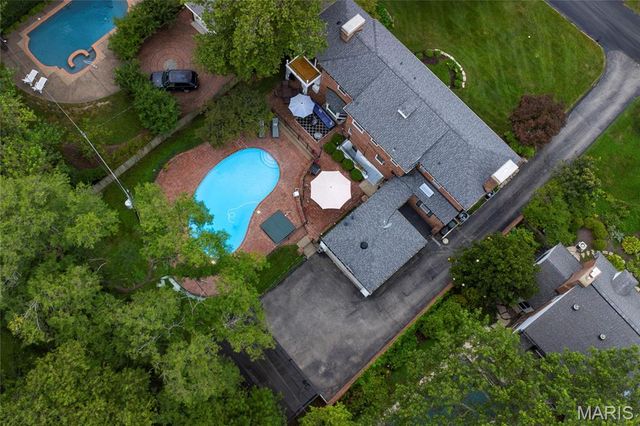 39 Willow Hill Road, Ladue, MO 63124