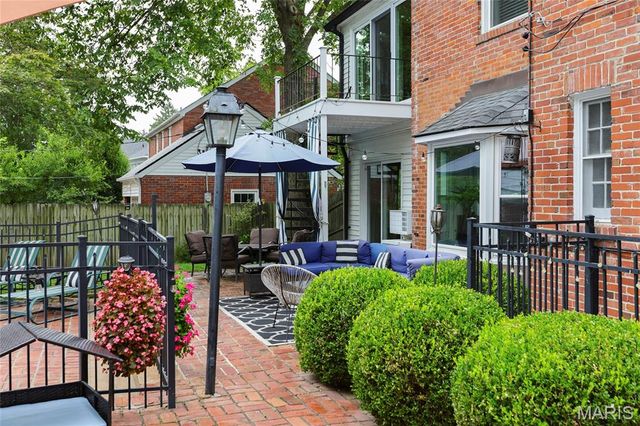 39 Willow Hill Road, Ladue, MO 63124