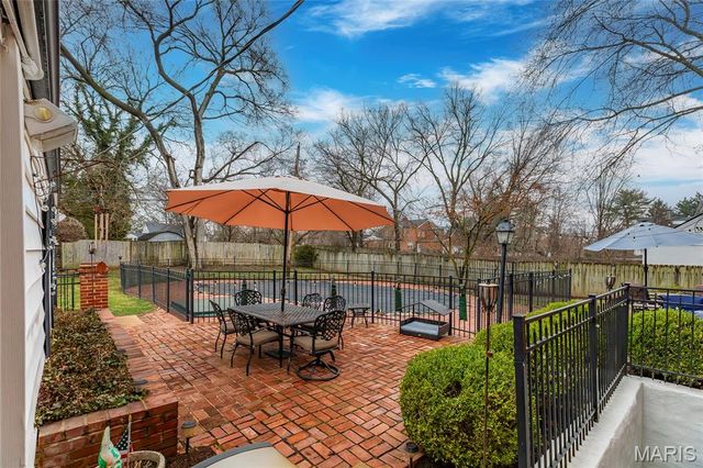 39 Willow Hill Road, Ladue, MO 63124