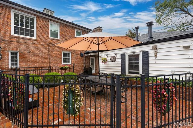 39 Willow Hill Road, Ladue, MO 63124