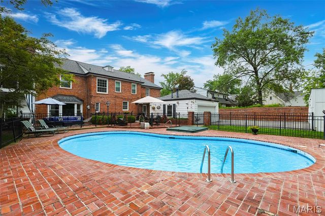 39 Willow Hill Road, Ladue, MO 63124