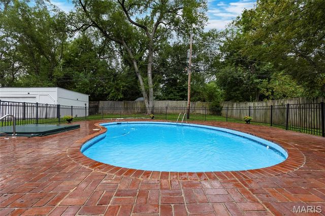 39 Willow Hill Road, Ladue, MO 63124