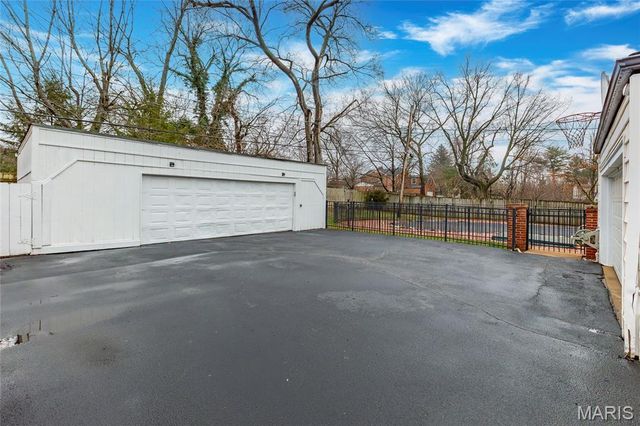 39 Willow Hill Road, Ladue, MO 63124