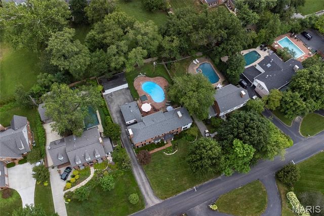 39 Willow Hill Road, Ladue, MO 63124