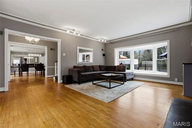 39 Willow Hill Road, Ladue, MO 63124