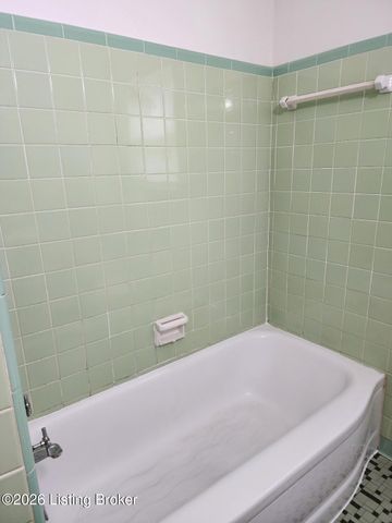 1039 Parkway Dr 4, Louisville, KY 40217